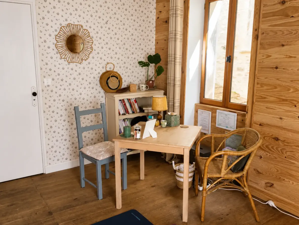 Espace d'entretien du cabinet de shiatsu de Gaëlle Chiariot, aménagé pour un premier échange personnalisé avant la séance.
