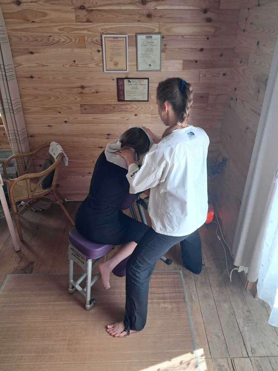 séance professionnelle de shiatsu assis en entreprise